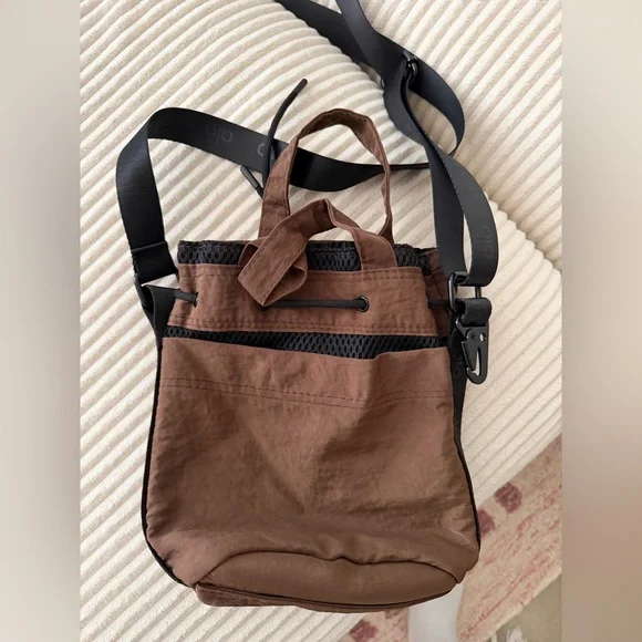 ALO Yoga Bucket Bag - Picture 4 of 4